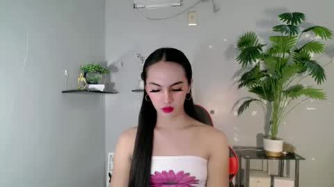 Snapshot of queen_danaya chatting on June 10, 11:35 pm queen_danaya online show from June 10, 11:35 pm