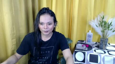 Snapshot of queen_ennah chatting on June 19, 8:40 am queen_ennah online show from June 19, 8:40 am