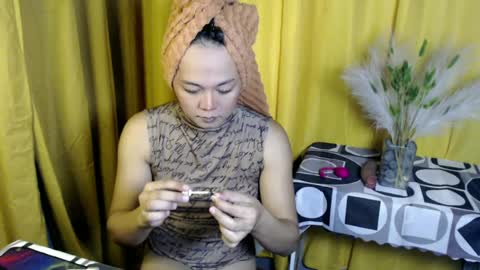 Snapshot of queen_ennah chatting on June 24, 5:17 am queen_ennah online show from June 24, 5:17 am