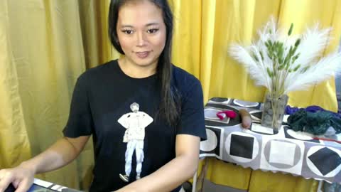 Snapshot of queen_ennah chatting on June 26, 1:10 am queen_ennah online show from June 26, 1:10 am