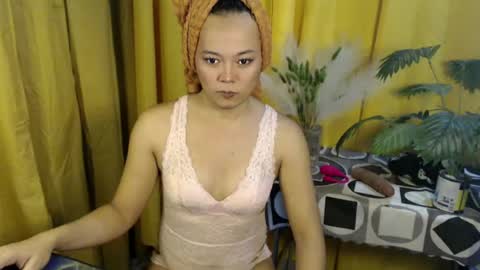 Snapshot of queen_ennah chatting on July 14, 6:51 am queen_ennah online show from July 14, 6:51 am