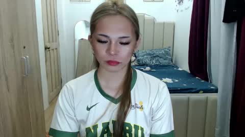 Snapshot of queen_heart0 chatting on May 7, 2:17 am shawny online show from May 7, 2:17 am