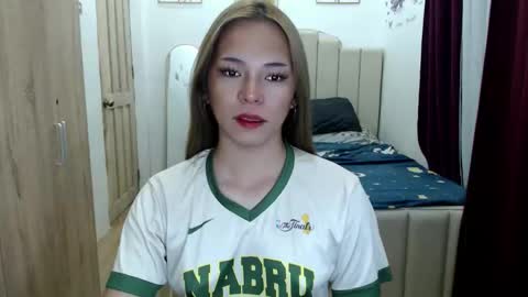 Snapshot of queen_heart0 chatting on May 25, 12:05 am shawny online show from May 25, 12:05 am