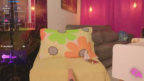 Snapshot of queen_kamil chatting on June 26, 10:58 pm queen_kamil online show from June 26, 10:58 pm