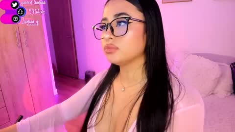 Snapshot of queen_liana chatting on December 14, 8:23 am Liana  online show from December 14, 8:23 am