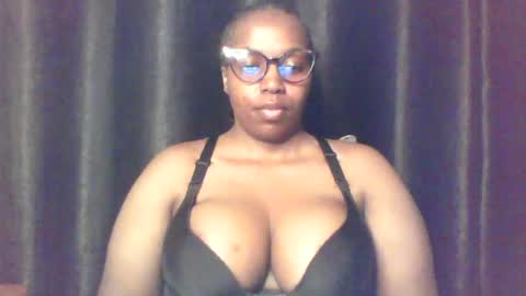 Snapshot of queen_melanine chatting on June 18, 11:58 am QUEEN online show from June 18, 11:58 am