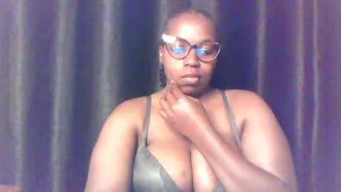 Snapshot of queen_melanine chatting on June 19, 3:55 am QUEEN online show from June 19, 3:55 am