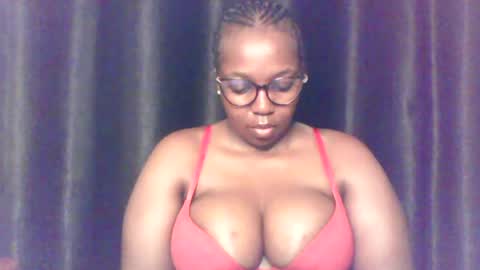 Snapshot of queen_melanine chatting on June 22, 3:58 am QUEEN online show from June 22, 3:58 am