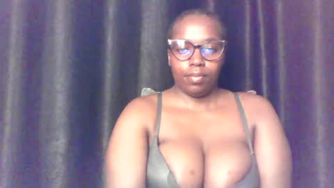 Snapshot of queen_melanine chatting on June 24, 3:44 pm QUEEN online show from June 24, 3:44 pm