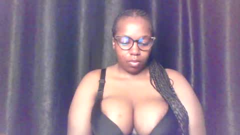 Snapshot of queen_melanine chatting on June 25, 4:01 am QUEEN online show from June 25, 4:01 am