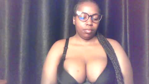 Snapshot of queen_melanine chatting on June 26, 4:39 am QUEEN online show from June 26, 4:39 am