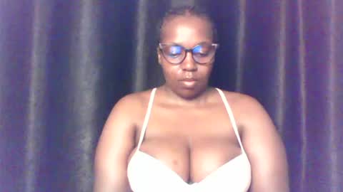 Snapshot of queen_melanine chatting on June 29, 3:46 am QUEEN online show from June 29, 3:46 am