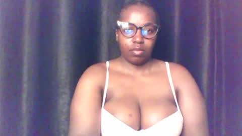 Snapshot of queen_melanine chatting on June 29, 11:32 am QUEEN online show from June 29, 11:32 am