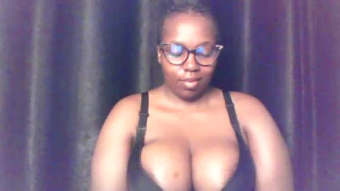 Snapshot of queen_melanine chatting on June 30, 3:51 am QUEEN online show from June 30, 3:51 am