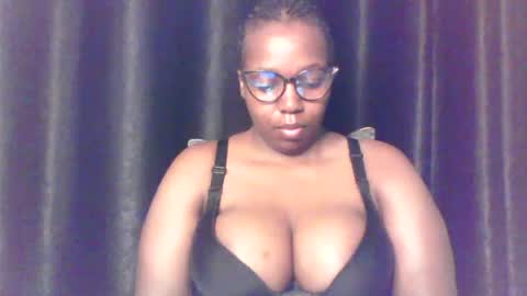 Snapshot of queen_melanine chatting on July 1, 3:52 am QUEEN online show from July 1, 3:52 am