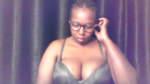 Snapshot of queen_melanine chatting on July 2, 3:45 am QUEEN online show from July 2, 3:45 am