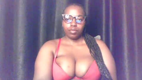 Snapshot of queen_melanine chatting on July 4, 4:18 am QUEEN online show from July 4, 4:18 am