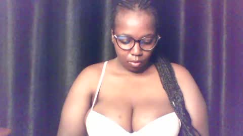 Snapshot of queen_melanine chatting on July 5, 3:56 am QUEEN online show from July 5, 3:56 am