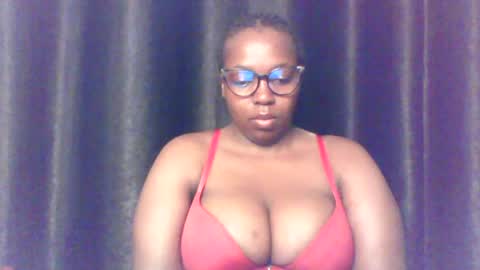 Snapshot of queen_melanine chatting on July 6, 3:47 am QUEEN online show from July 6, 3:47 am