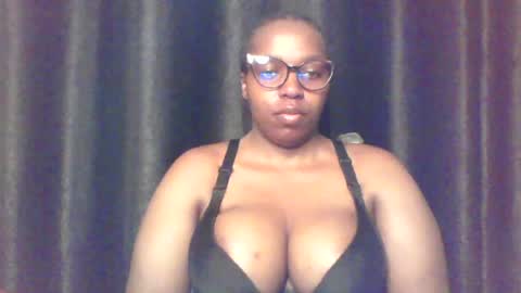 Snapshot of queen_melanine chatting on July 8, 3:44 am QUEEN online show from July 8, 3:44 am