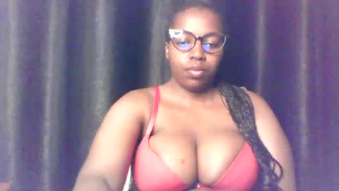 Snapshot of queen_melanine chatting on July 12, 3:52 am QUEEN online show from July 12, 3:52 am