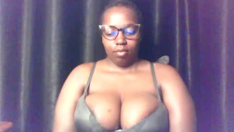 Snapshot of queen_melanine chatting on July 23, 4:10 am QUEEN online show from July 23, 4:10 am