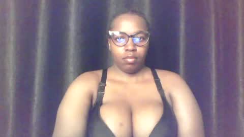 Snapshot of queen_melanine chatting on July 28, 3:57 am QUEEN online show from July 28, 3:57 am