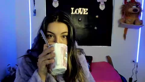 Snapshot of queen_natttyy chatting on December 7, 12:24 pm queen_natttyy online show from December 7, 12:24 pm