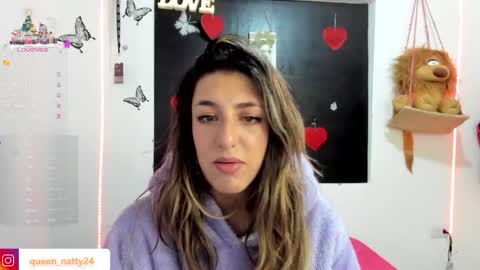 Snapshot of queen_natttyy chatting on January 8, 6:31 am queen_natttyy online show from January 8, 6:31 am