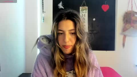 Snapshot of queen_natttyy chatting on January 14, 6:24 am queen_natttyy online show from January 14, 6:24 am