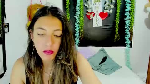Snapshot of queen_natttyy chatting on February 9, 3:38 pm queen_natttyy online show from February 9, 3:38 pm