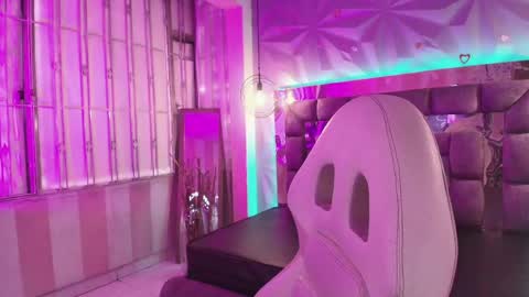 Snapshot of queen_perla_ chatting on May 9, 12:10 pm online show from May 9, 12:10 pm