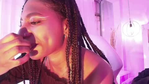 Snapshot of queen_perla_ chatting on June 3, 2:33 pm online show from June 3, 2:33 pm