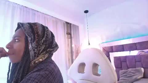 Snapshot of queen_perla_ chatting on June 10, 12:04 pm online show from June 10, 12:04 pm
