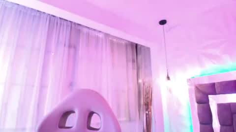 Snapshot of queen_perla_ chatting on June 23, 12:14 pm online show from June 23, 12:14 pm