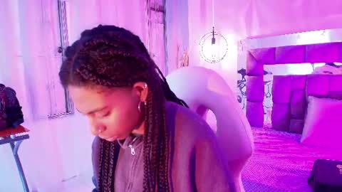 Snapshot of queen_perla_ chatting on June 27, 12:55 pm online show from June 27, 12:55 pm