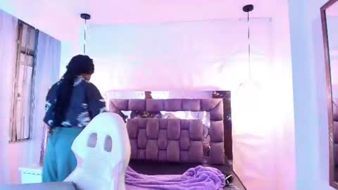 Snapshot of queen_perla_ chatting on June 28, 12:11 pm online show from June 28, 12:11 pm