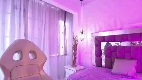 Snapshot of queen_perla_ chatting on July 6, 6:10 pm online show from July 6, 6:10 pm