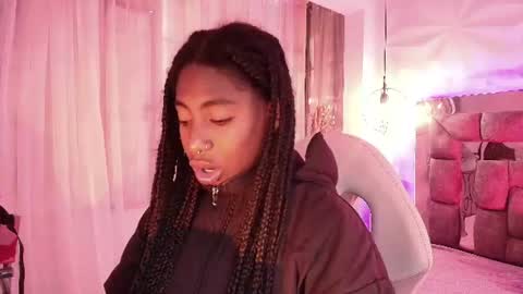Snapshot of queen_perla_ chatting on July 28, 12:45 pm online show from July 28, 12:45 pm