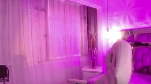 Snapshot of queen_perla_ chatting on August 4, 12:19 pm online show from August 4, 12:19 pm