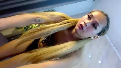 Snapshot of queena10 chatting on December 19, 11:01 pm CALL ME YOUR QUEEN AIVY1 online show from December 19, 11:01 pm