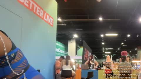 QueenBee online show from April 12, 8:25 pm