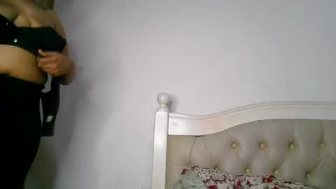 Snapshot of queenbeiby05 chatting on June 15, 8:33 pm queen online show from June 15, 8:33 pm