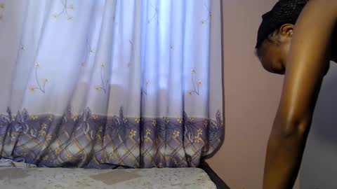 Snapshot of queenchloe1 chatting on June 8, 5:19 am queenchloe1 online show from June 8, 5:19 am