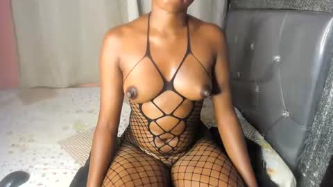 Snapshot of queenchloe1 chatting on July 3, 4:52 am queenchloe1 online show from July 3, 4:52 am