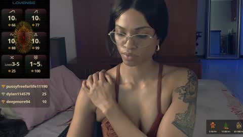 Snapshot of queendom_ing chatting on December 6, 8:40 pm Sweet Goddess online show from December 6, 8:40 pm