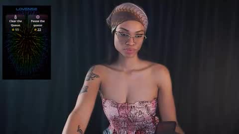 Snapshot of queendom_ing chatting on December 21, 7:06 pm Sweet Goddess online show from December 21, 7:06 pm