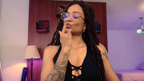 Snapshot of queendom_ing chatting on February 18, 6:37 pm Sweet Goddess online show from February 18, 6:37 pm