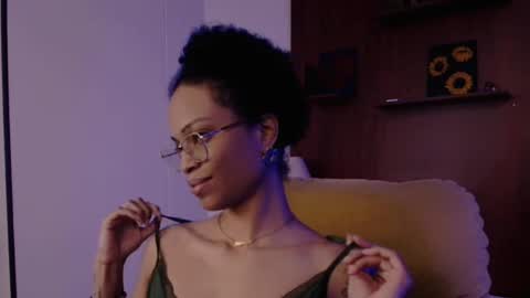 Snapshot of queendom_ing chatting on March 8, 10:43 am Sweet Goddess online show from March 8, 10:43 am