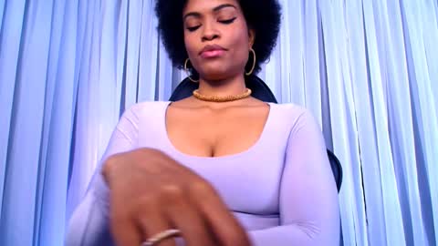 Snapshot of queendom_ing chatting on February 22, 8:18 pm Sweet Goddess online show from February 22, 8:18 pm